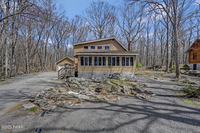 view of front facade featuring a garage