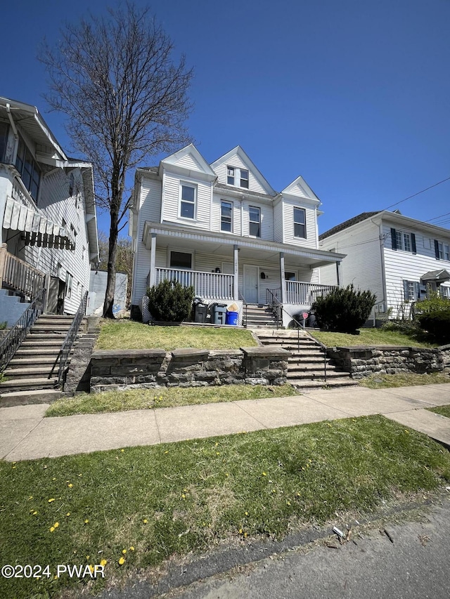 view of front facade with a front lawn