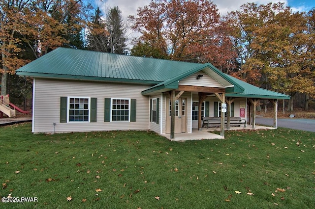 view of front of property featuring a patio area and a front lawn