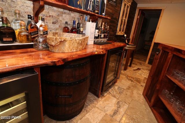 bar featuring tasteful backsplash