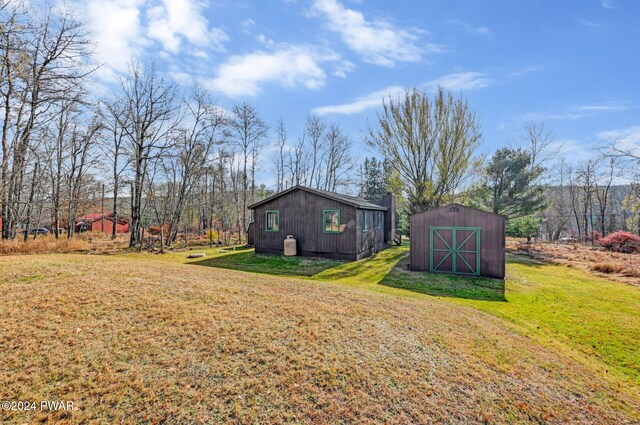 view of yard with a storage unit