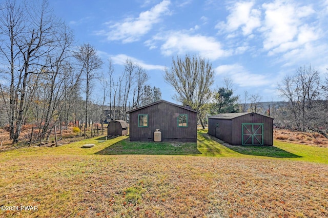 view of yard featuring a storage unit