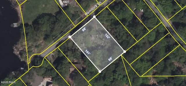 7 Hemlock Ln, Gouldsboro, PA 18424