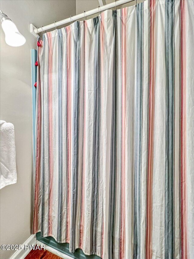 bathroom featuring a shower with shower curtain
