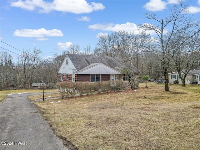 view of front of home with a front lawn