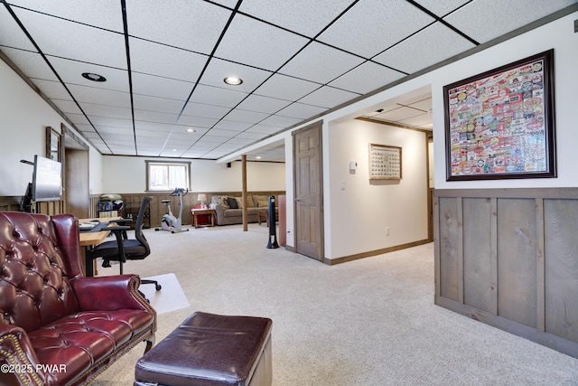 carpeted living room featuring a drop ceiling, recessed lighting, and baseboards