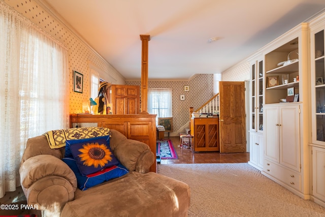 sitting room with crown molding