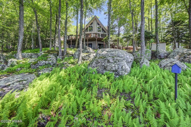 37 Rockpoint Ct, Lake Ariel, PA 18436 - back of property featuring a wooden deck