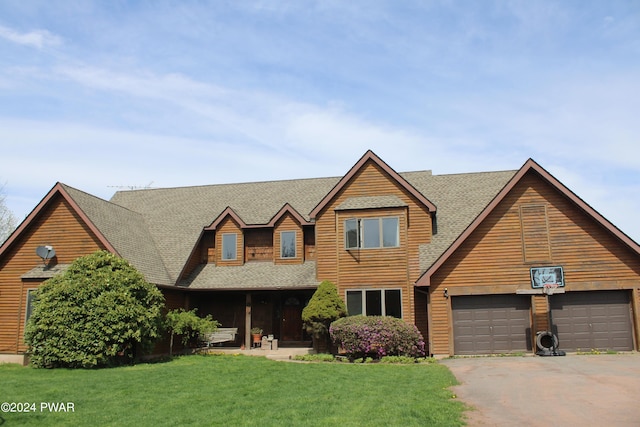 view of front facade featuring a front yard