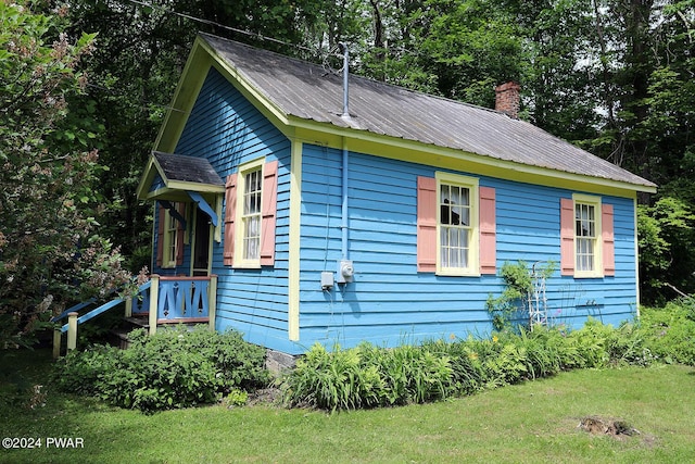 view of side of property featuring a lawn