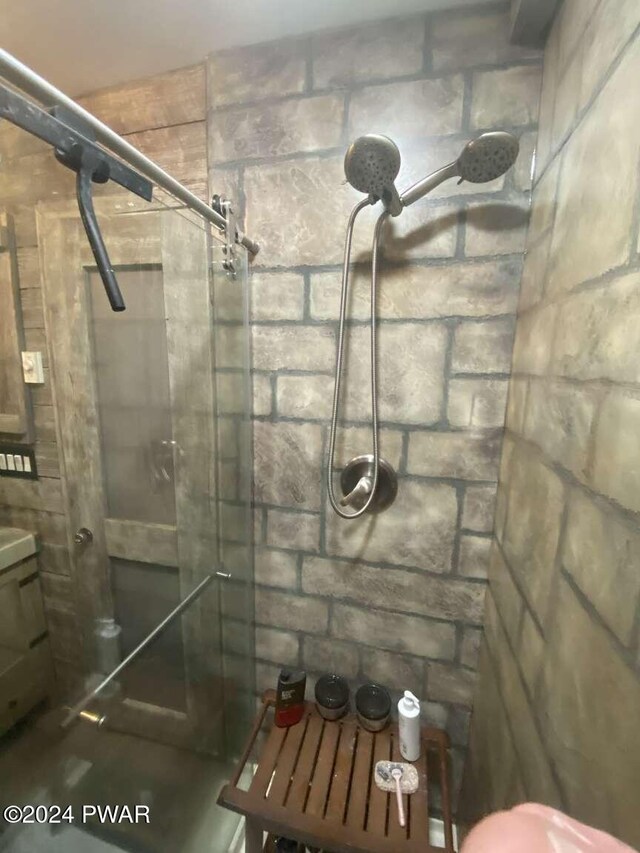 bathroom featuring a tile shower