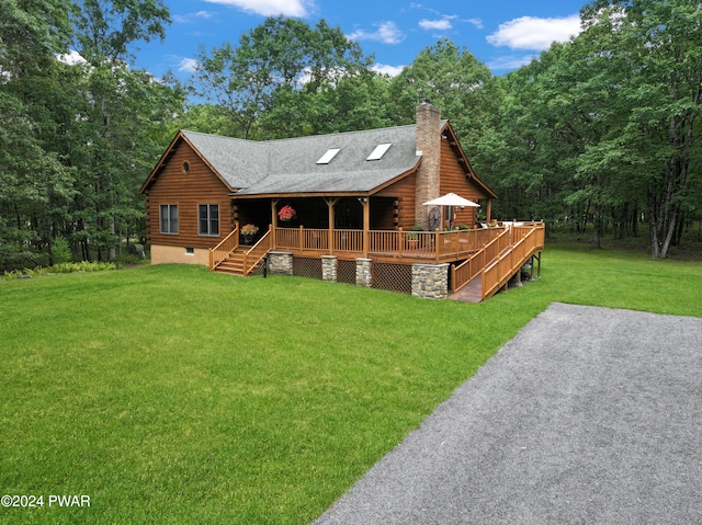 view of front of home featuring a front yard and a deck