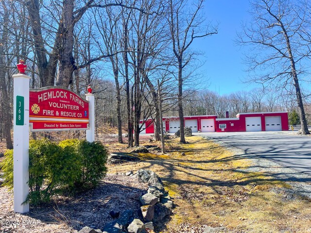 212 Comstock Dr, Lords Valley, PA 18428