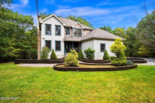 view of front property featuring a front lawn