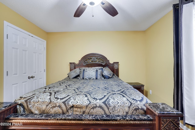 bedroom featuring ceiling fan, a closet, and a textured ceiling