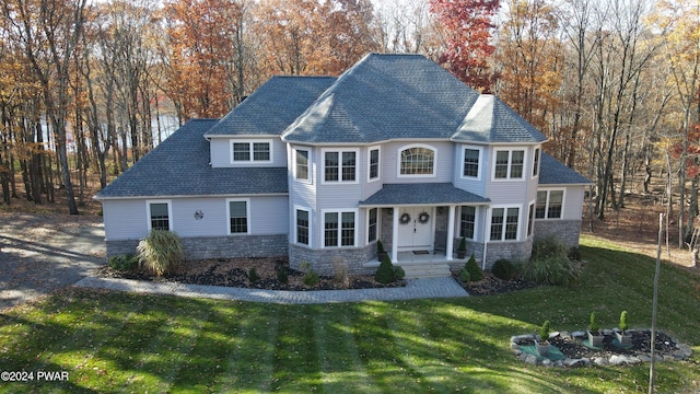 view of front facade featuring a front yard