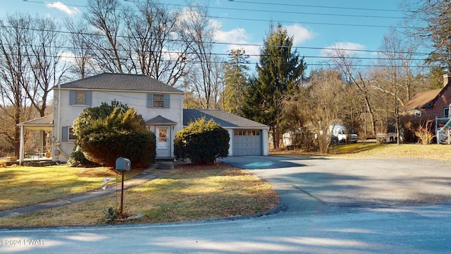 view of front facade featuring a garage and a front yard