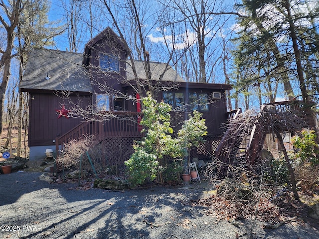 chalet / cabin with roof with shingles and stairs