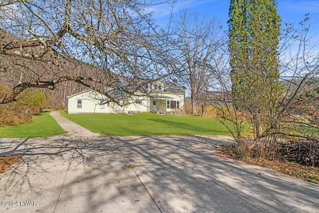 view of front of home featuring a front lawn