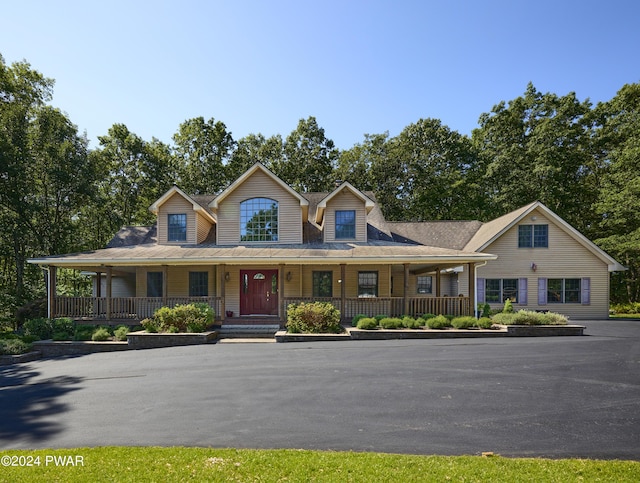 farmhouse featuring covered porch