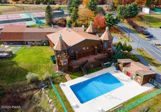 view of swimming pool