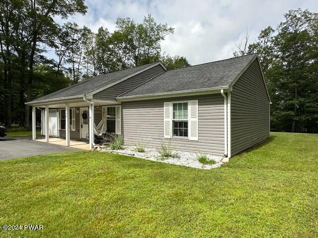 view of front of house featuring a front lawn