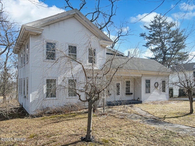view of front of property featuring a front lawn