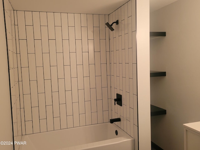 bathroom featuring tiled shower / bath