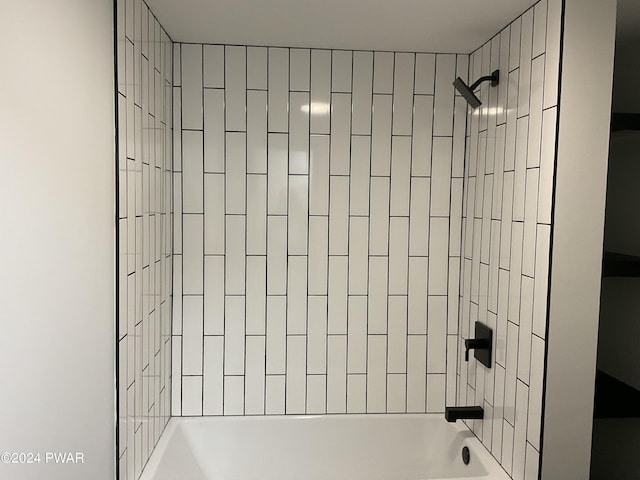 bathroom with tiled shower / bath