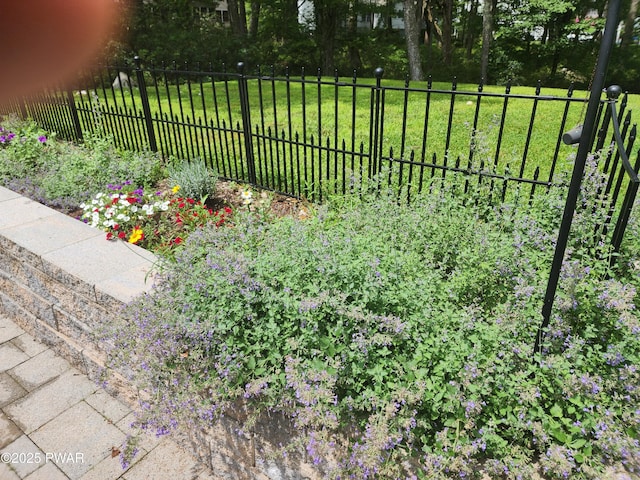 216 Comstock Dr, Lords Valley, PA 18428 - view of yard