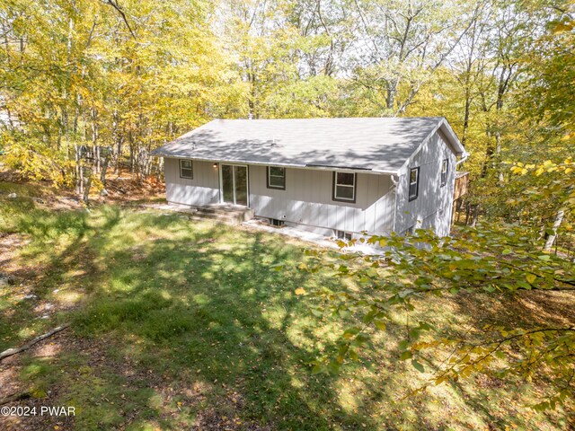 view of front of home featuring a front lawn