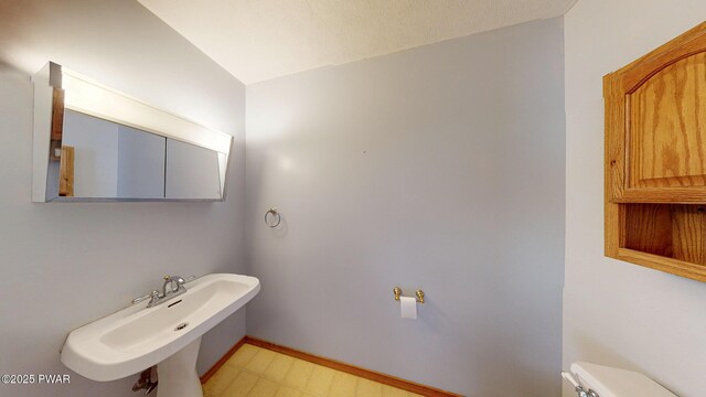 carpeted living room with ceiling fan