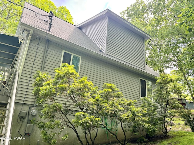 106 Keystone Ct, Dingmans Ferry, PA 18328 - view of side of home with a shingled roof