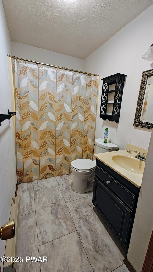 bathroom featuring a shower with shower curtain, a textured ceiling, toilet, and vanity