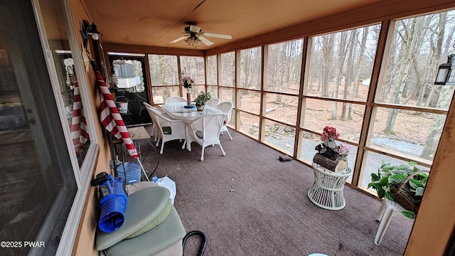 sunroom with ceiling fan