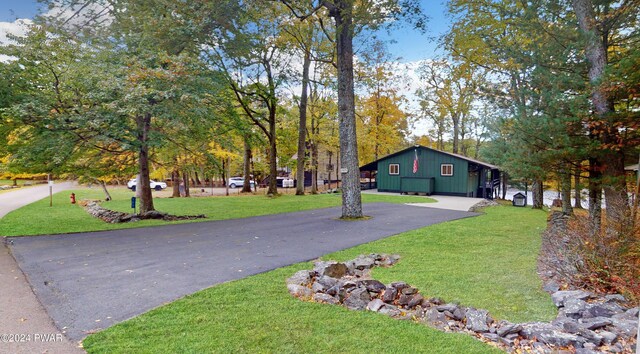 view of front of house featuring a front lawn