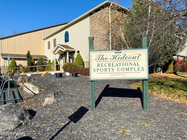 view of community / neighborhood sign