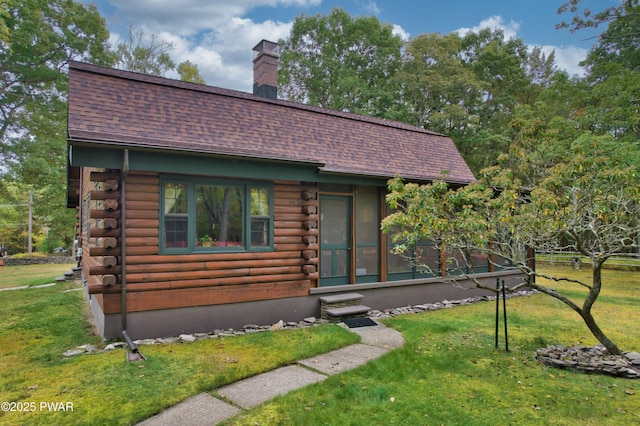 log home featuring a front lawn