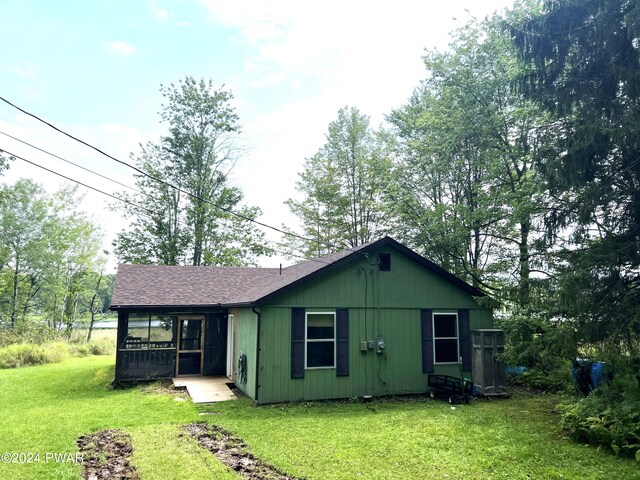 view of front of house with a front yard