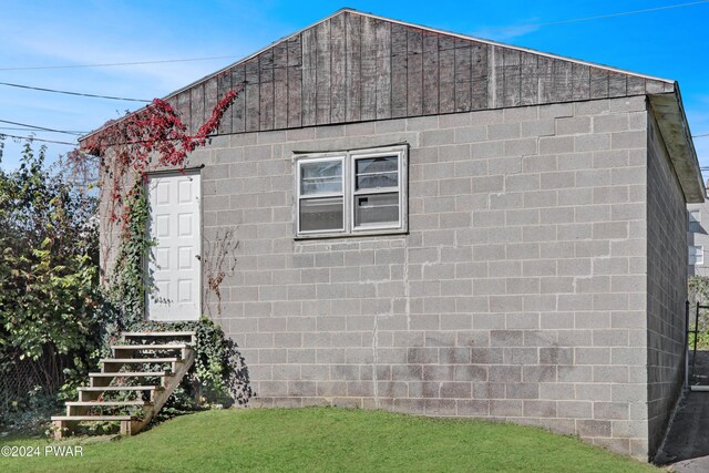 view of side of property featuring a yard