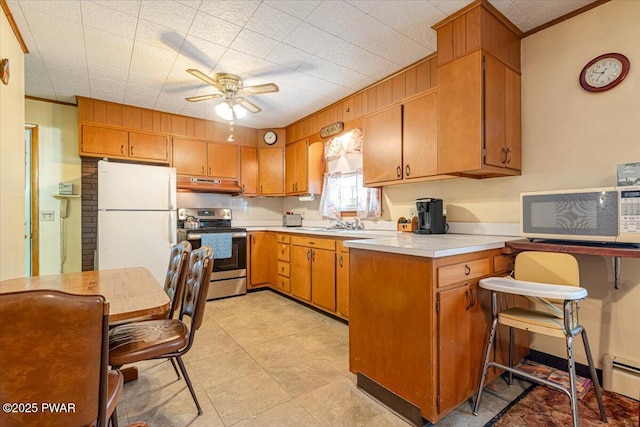 kitchen featuring stainless steel electric stove, white fridge, a baseboard heating unit, ceiling fan, and kitchen peninsula