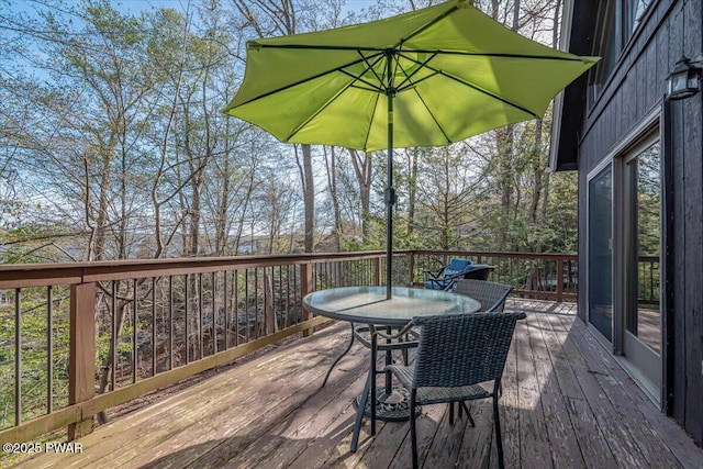 deck with outdoor dining space
