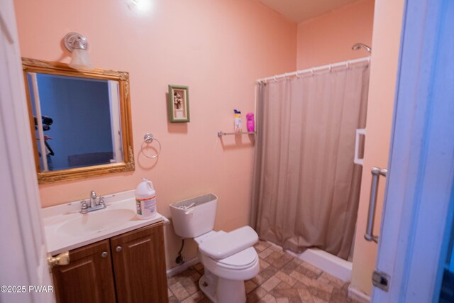 full bath with toilet, curtained shower, and vanity