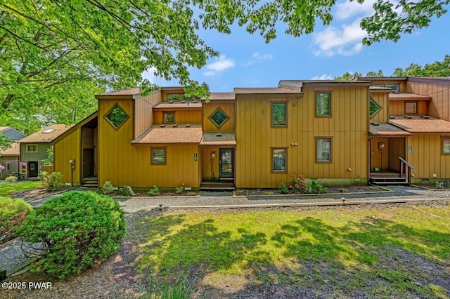 1107 Crest Cir, Lakeville, PA 18438 - view of front of property featuring a shingled roof and a front yard