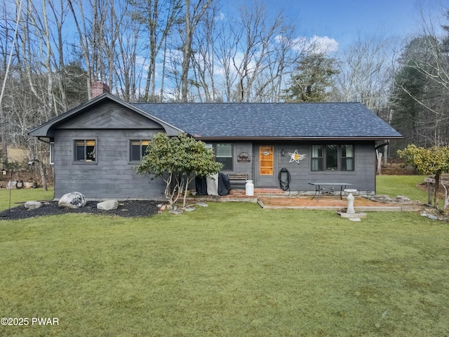 single story home featuring a front lawn