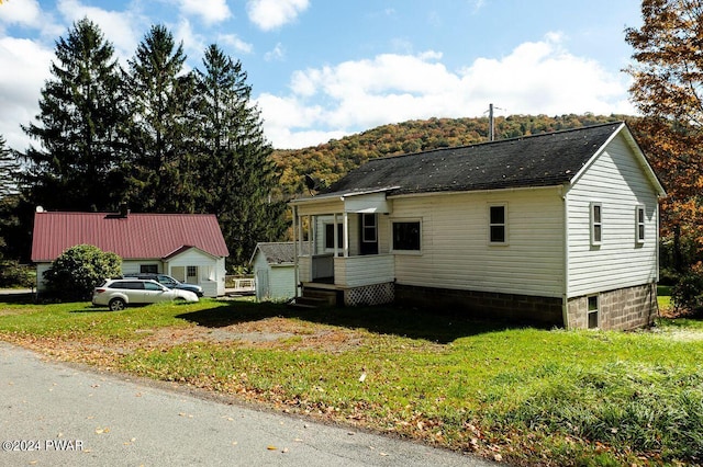 view of front of house featuring a front yard