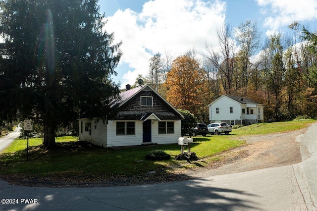 view of front facade with a front lawn