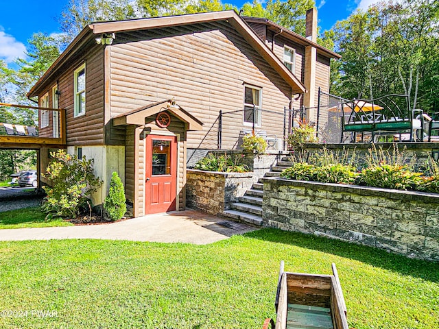 view of front of house featuring a front lawn