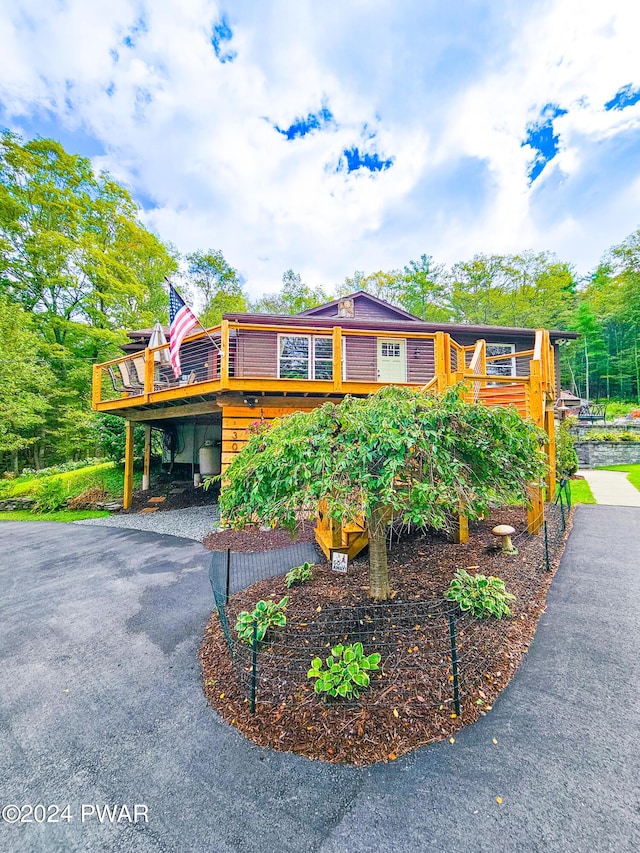 view of front of house featuring a wooden deck