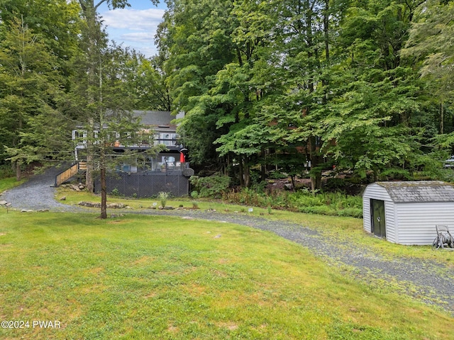 view of yard featuring a storage unit